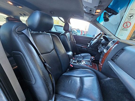 Cadillac SRX 9 of 15