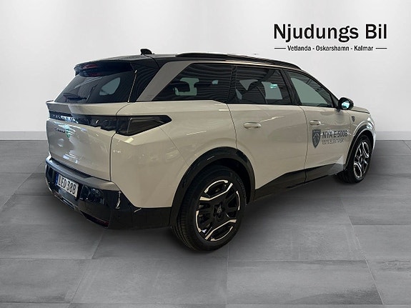 Peugeot e-5008 3 of 5