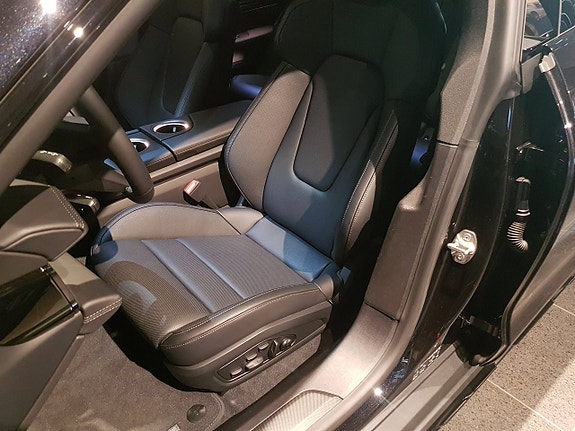 Porsche Taycan 4 8 of 12