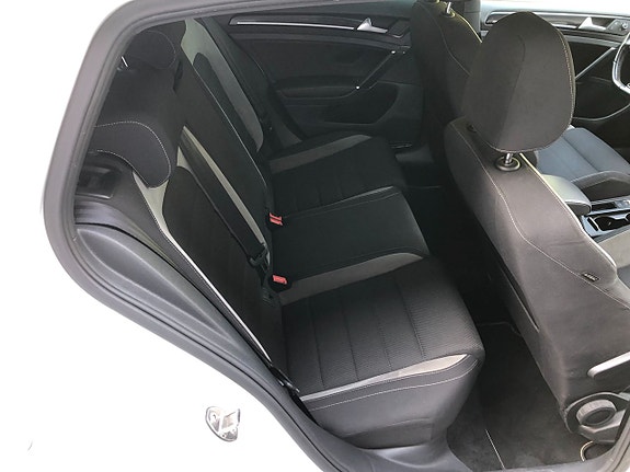 Volkswagen Golf VII 17 of 18