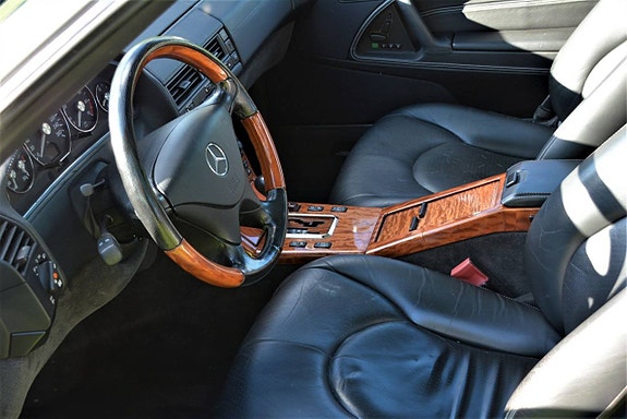 Mercedes-Benz SL320 4 of 5