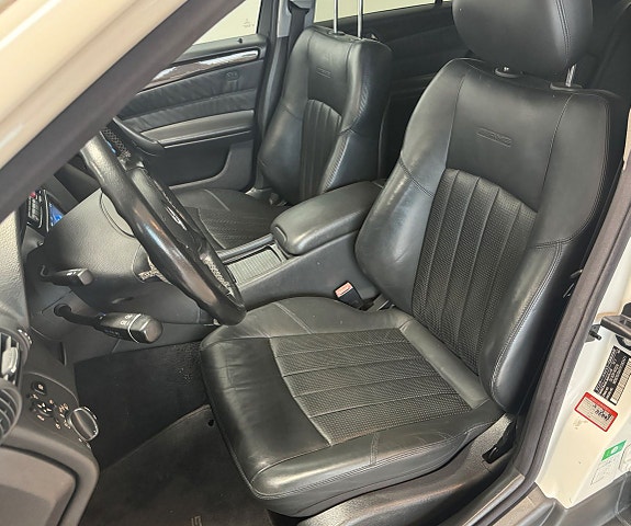 Mercedes-Benz C32 5 of 9