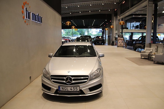 Mercedes-Benz A180 2 of 5