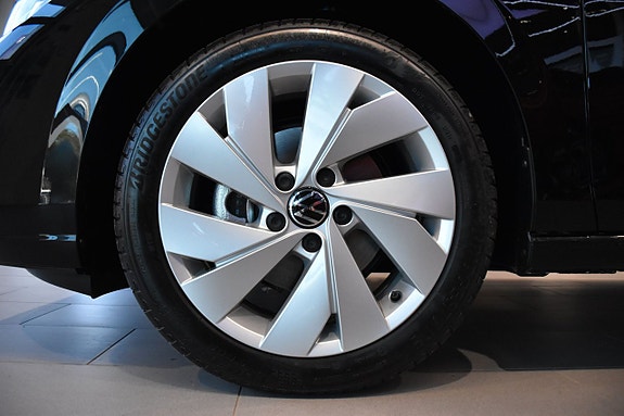 Volkswagen Golf VIII 8 of 23