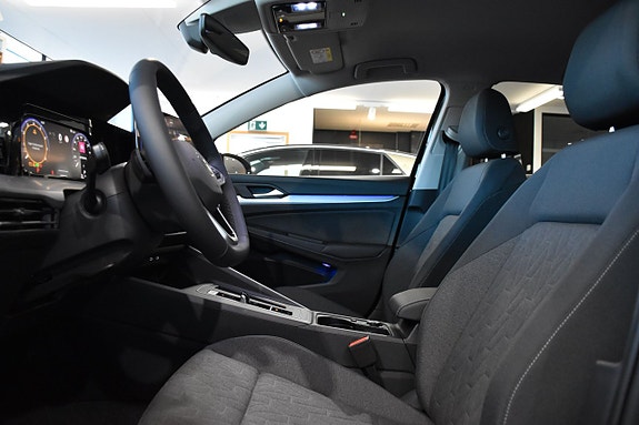 Volkswagen Golf VIII 18 of 23