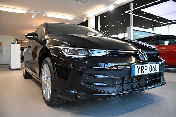 Volkswagen Golf VIII 3 of 23