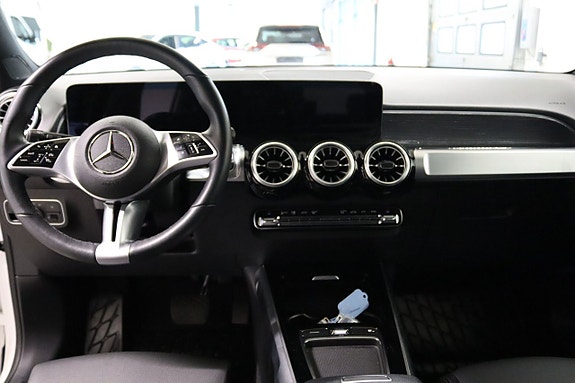 Mercedes-Benz GLB200 9 of 16