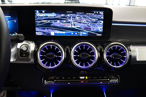 Mercedes-Benz GLB200 13 of 16