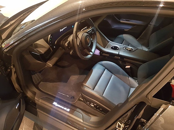 Porsche Taycan 4S 6 of 11