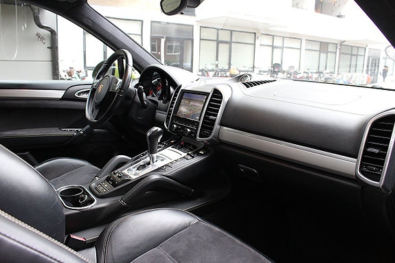 Porsche Cayenne GTS 4 of 5