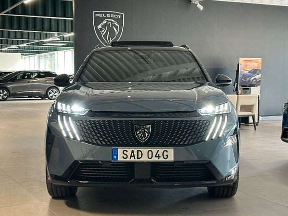 Peugeot e-5008 2 of 5