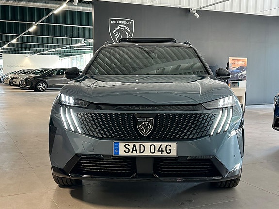 Peugeot e-5008 4 of 5