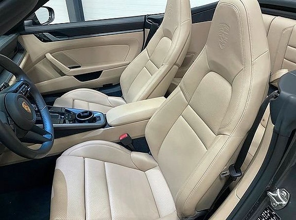 Porsche 911 Carrera 4S 17 of 22