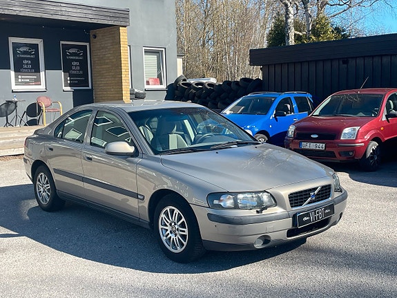 Volvo S60 2 of 7