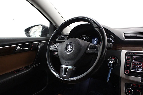Volkswagen Passat 16 of 27