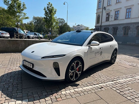 NIO ET5 2 of 8