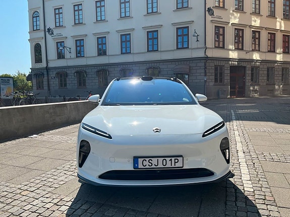 NIO ET5 3 of 8