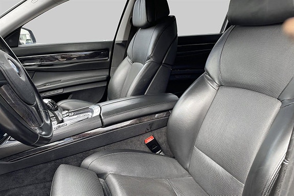 BMW 7-Serie 9 of 19