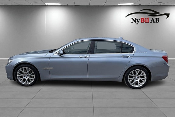 BMW 7-Serie 2 of 19