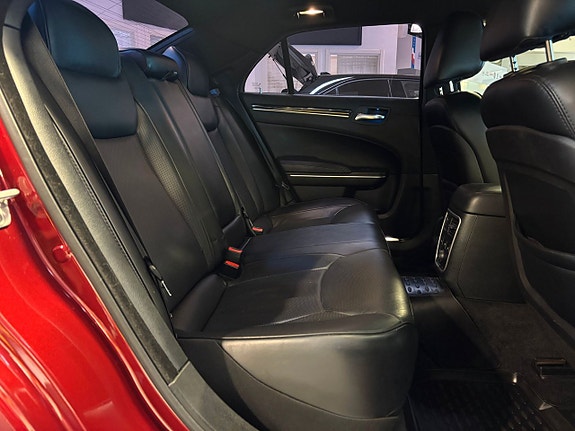 Chrysler 300C 7 of 29
