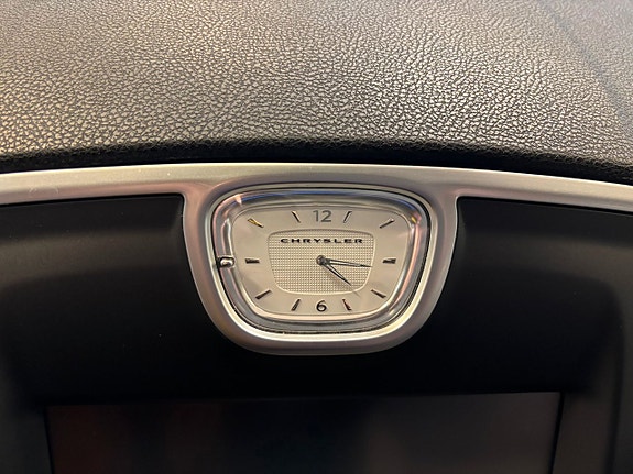 Chrysler 300C 14 of 29