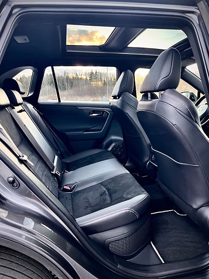 Toyota RAV4 13 of 17