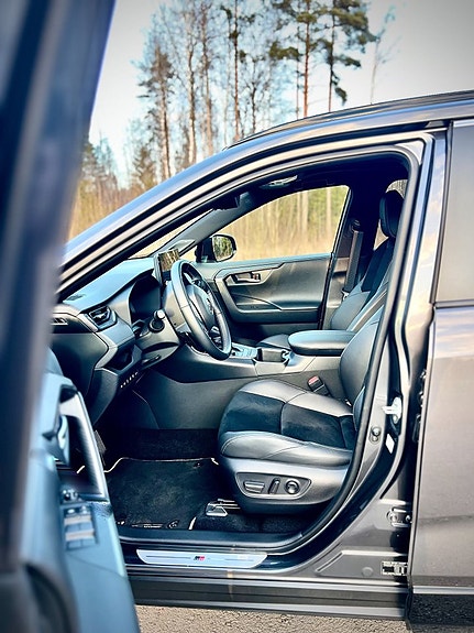 Toyota RAV4 12 of 17