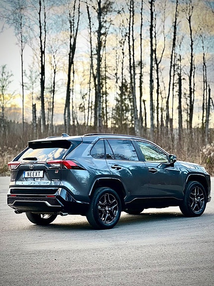 Toyota RAV4 7 of 17