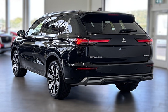 Mitsubishi Outlander 2 of 18