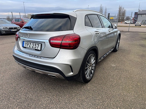 Mercedes-Benz GLA200 4 of 8