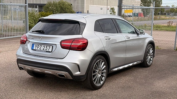 Mercedes-Benz GLA200 4 of 30