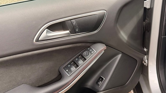 Mercedes-Benz GLA200 9 of 30