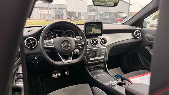 Mercedes-Benz GLA200 7 of 30