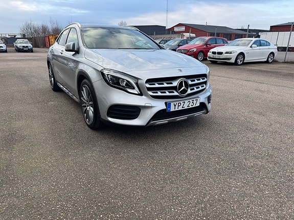 Mercedes-Benz GLA200 2 of 8
