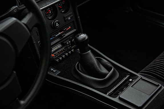 Porsche 924 18 of 27