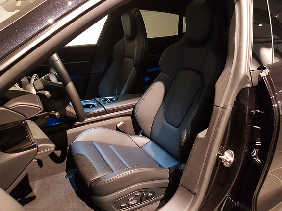 Porsche Taycan 8 of 11