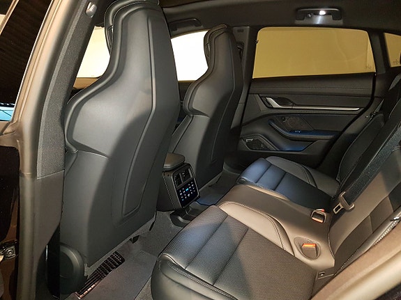 Porsche Taycan 9 of 11