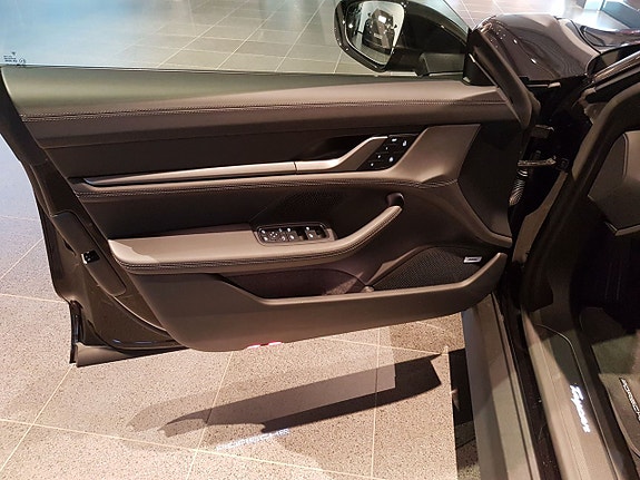 Porsche Taycan 7 of 11