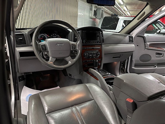Jeep Grand Cherokee 16 of 24