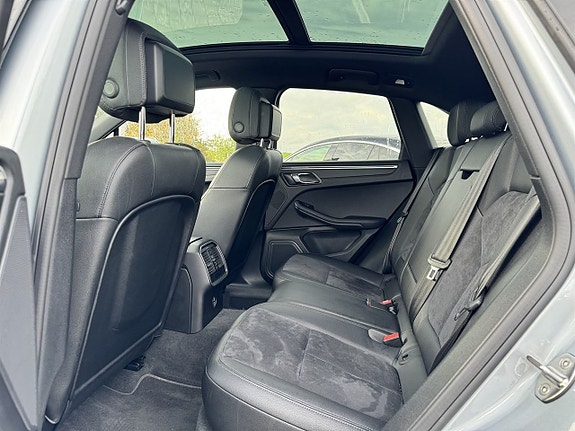 Porsche Macan 4 of 5