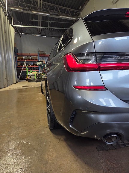 BMW 330e 2 of 20