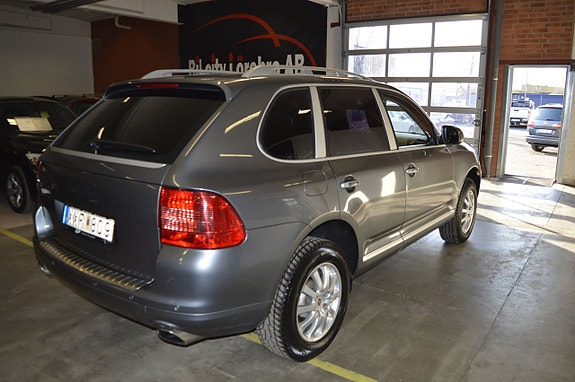 Porsche Cayenne 4 of 5