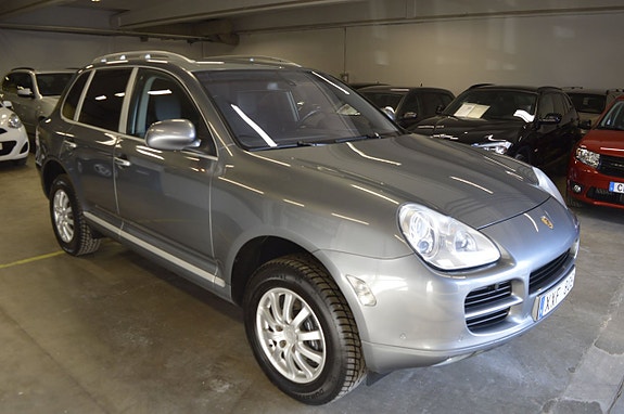 Porsche Cayenne 3 of 5