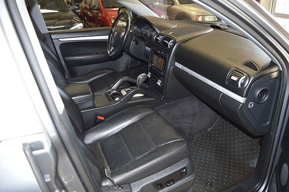 Porsche Cayenne 13 of 19