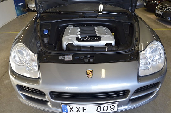Porsche Cayenne 9 of 19