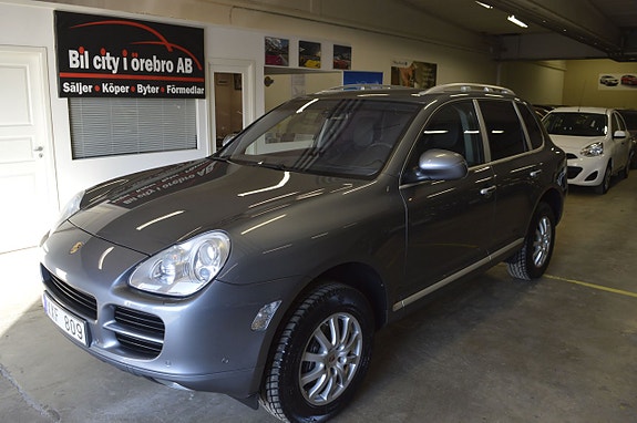 Porsche Cayenne 2 of 5