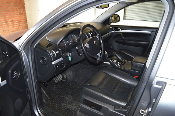 Porsche Cayenne 12 of 19