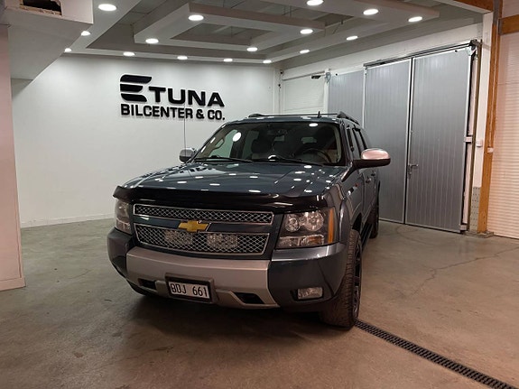 Chevrolet Suburban 2 of 5