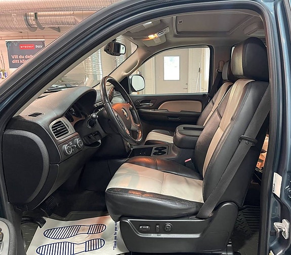 Chevrolet Suburban 15 of 21