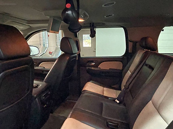 Chevrolet Suburban 18 of 21